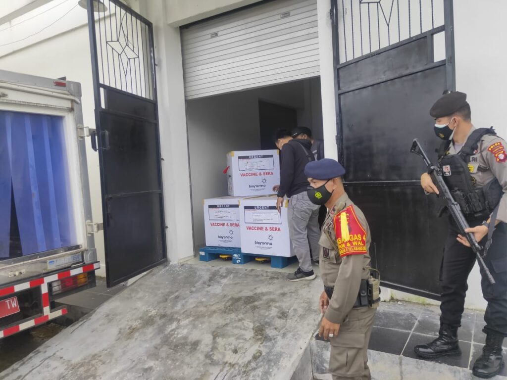 Foto Personel Polda Kalteng kawal distribusi vaksin