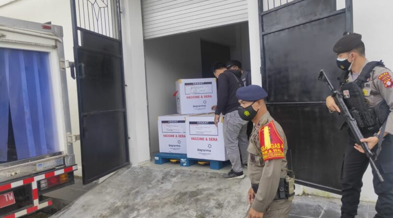 Foto Personel Polda Kalteng kawal distribusi vaksin