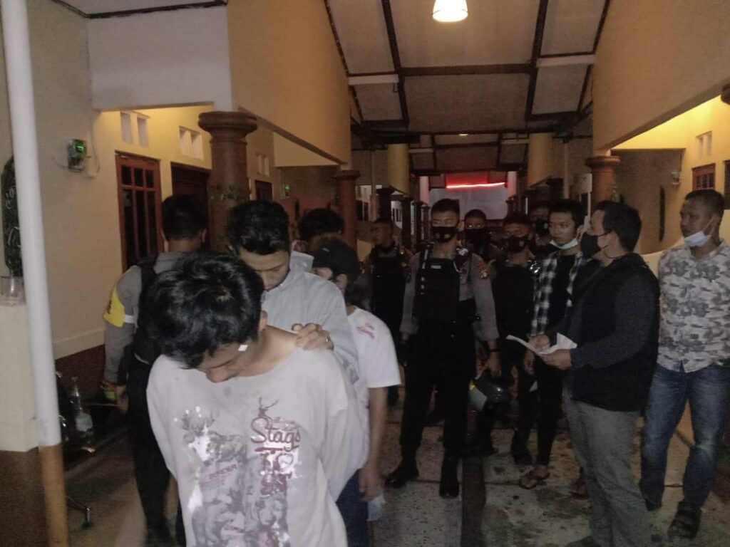 Foto penangkapan beberapa penghuni Wisma di Palangka Raya