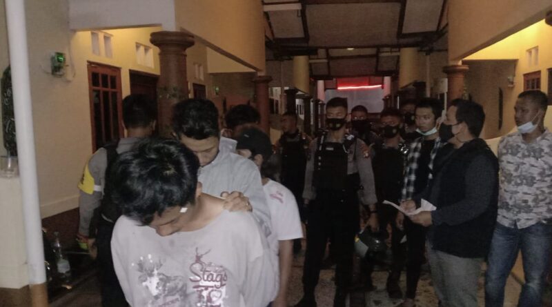 Foto penangkapan beberapa penghuni Wisma di Palangka Raya