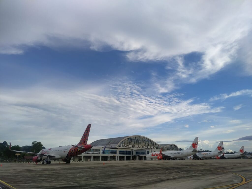 Foto Lion Air tipe pesawat Boeing 737-800NG mendarat perdana di Bandar Udara Kalimarau, Berau dari Bandar udara Internasional Juanda.