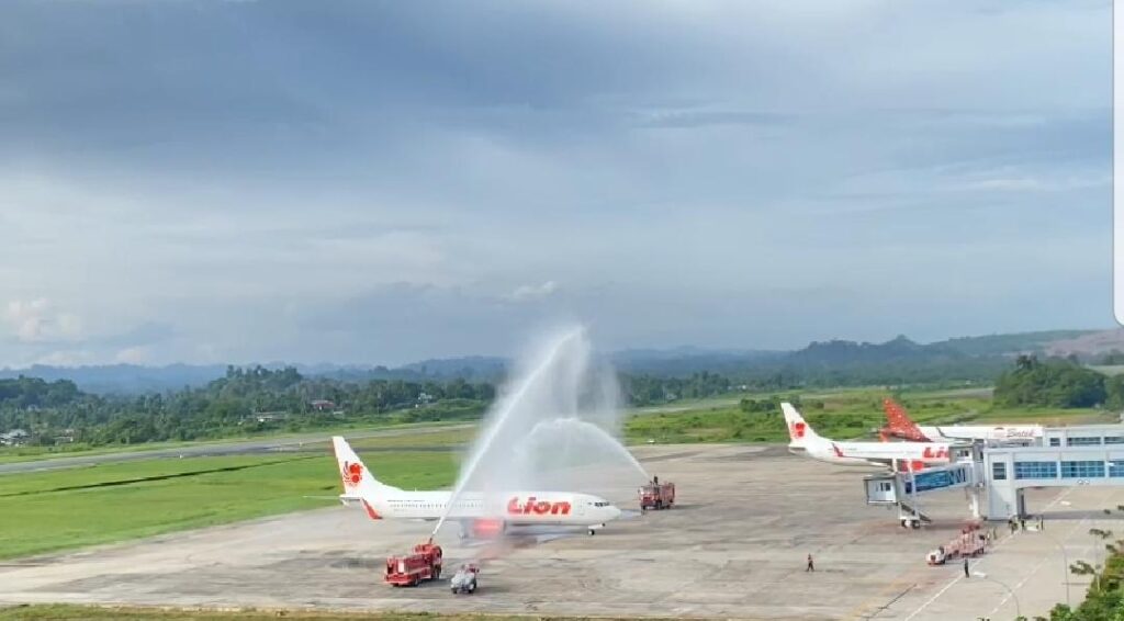 Foto Lion Air tipe pesawat Boeing 737-800NG mendarat perdana di Bandar Udara Kalimarau, Berau dari Bandar udara Internasional Juanda.