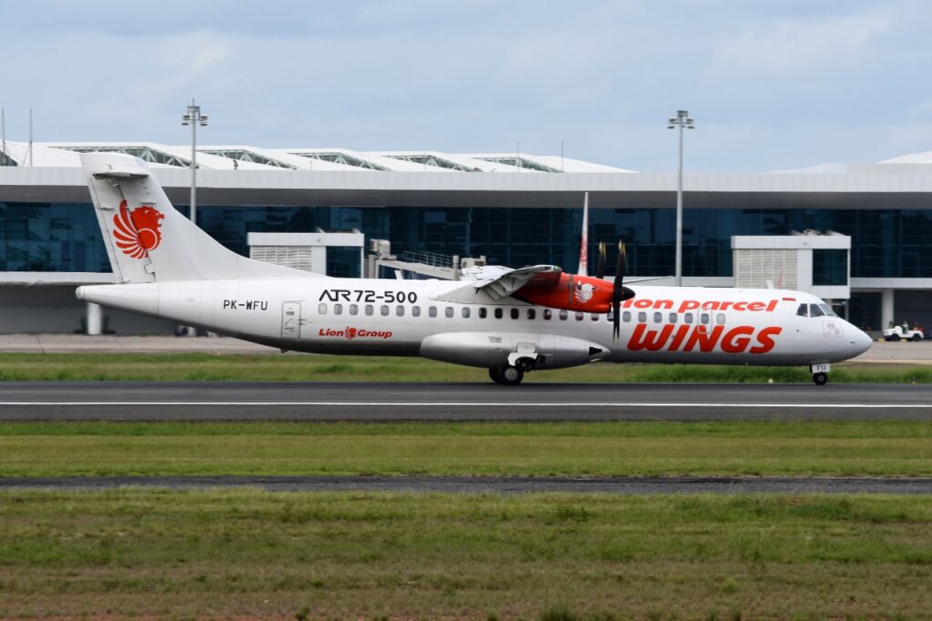 Foto Wings Air ATR 72 di bandar Udara Internasional Syamsudin Noor BDJ 1 olej Fikri Izudin Noor