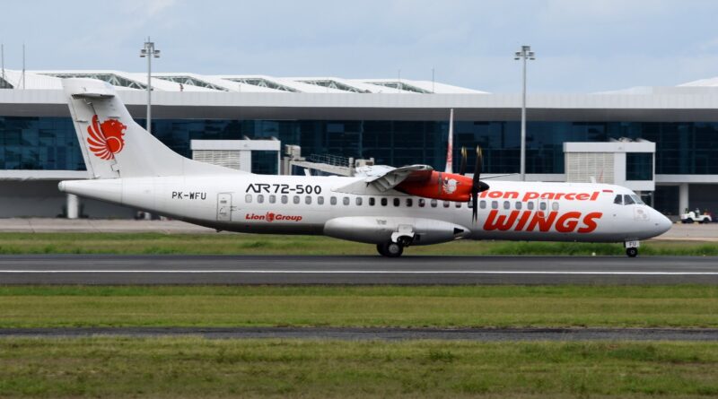 Foto Wings Air ATR 72 di bandar Udara Internasional Syamsudin Noor BDJ 1 olej Fikri Izudin Noor