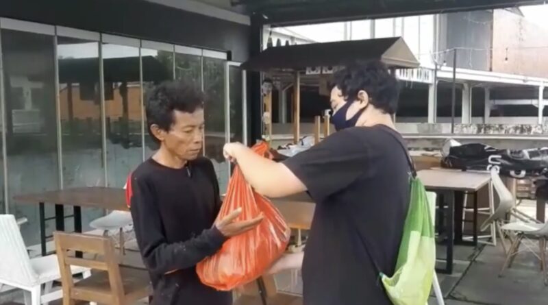 Foto UPH Surabaya bersama Lion Air Group melakukan kegiatan sosial di Bali