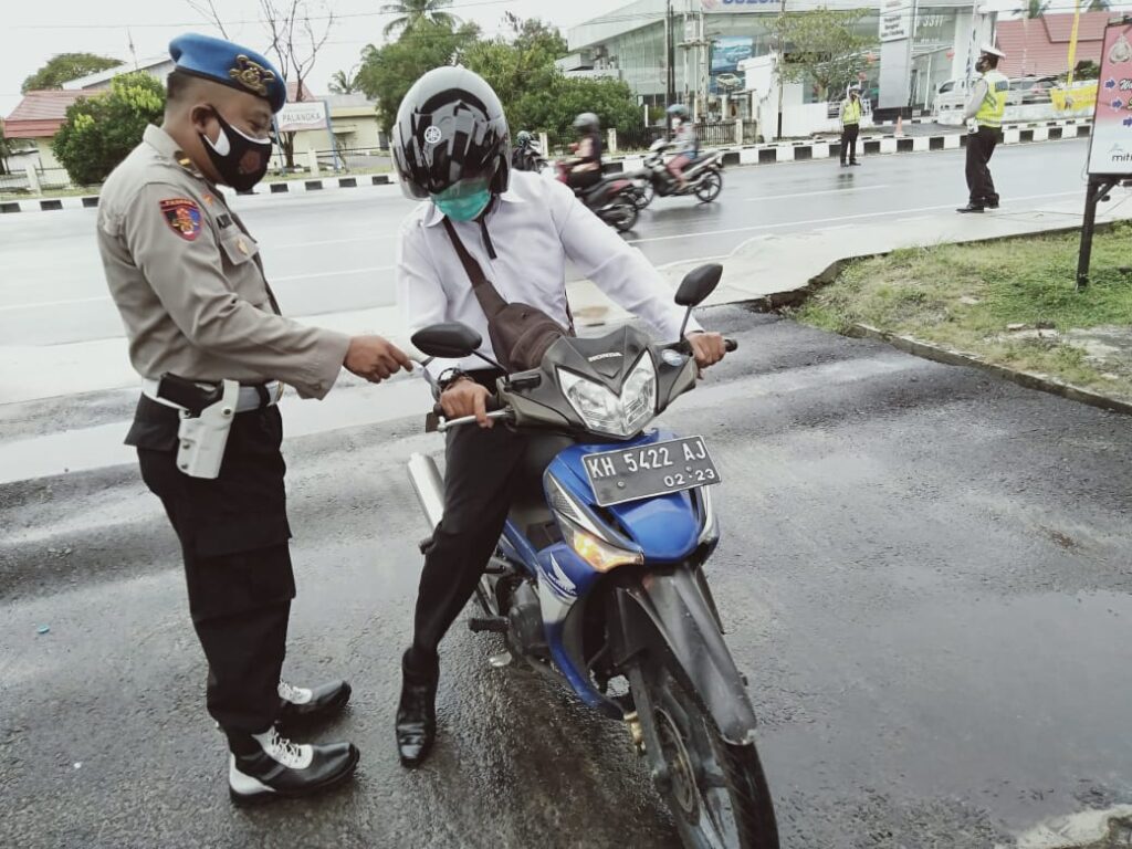 Foto personel Sipropam Polresta Palangka Raya ketatkan Prokes
