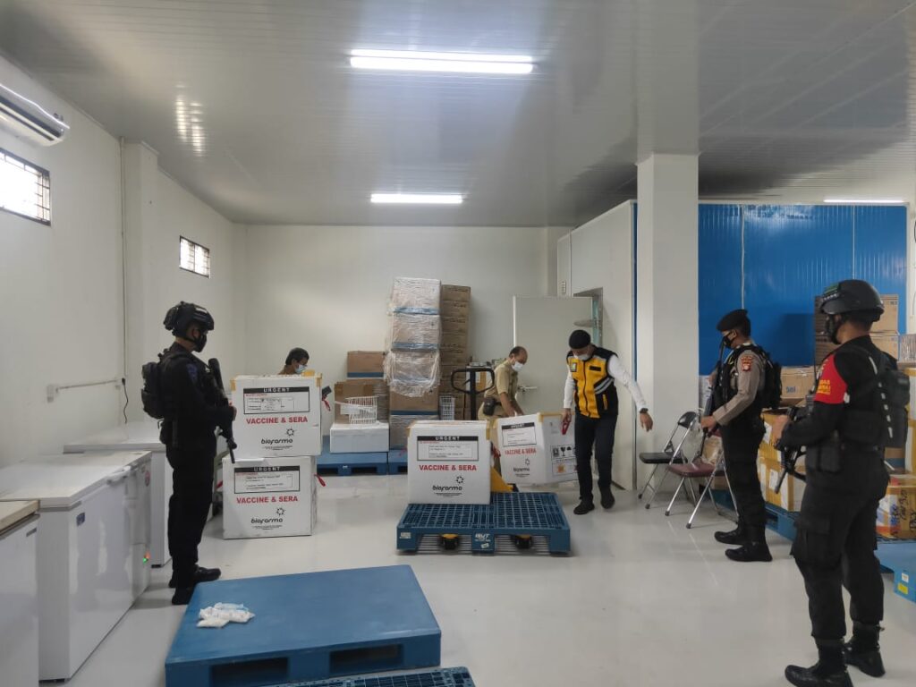 Foto pengawalan distribusi vaksim Covid-19 oleh Personel Operasi Aman Nusa II
