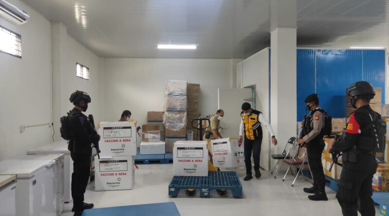 Foto pengawalan distribusi vaksim Covid-19 oleh Personel Operasi Aman Nusa II