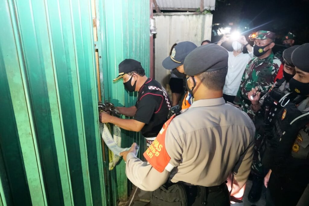 Foto saat Tim gabungan Satgas penanggulangan Covid-19 Kota Palangka segel Tempat Hiburan Malam yang tak bayar denda