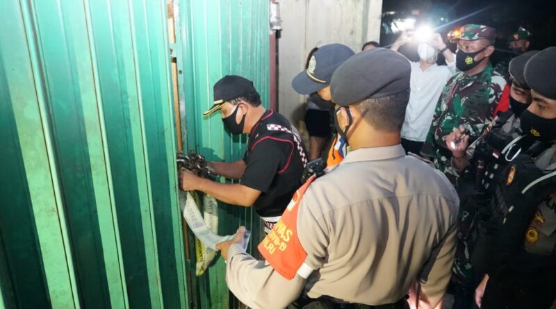 Foto saat Tim gabungan Satgas penanggulangan Covid-19 Kota Palangka segel Tempat Hiburan Malam yang tak bayar denda