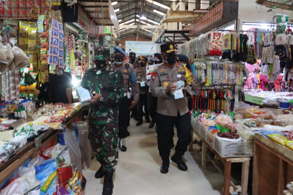 Foto saat jajaran Polres Palangka Raya bagikan masker