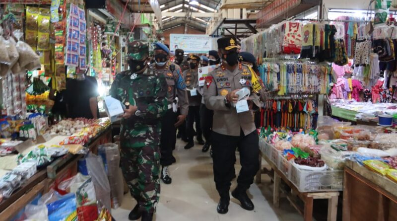 Foto saat jajaran Polres Palangka Raya bagikan masker