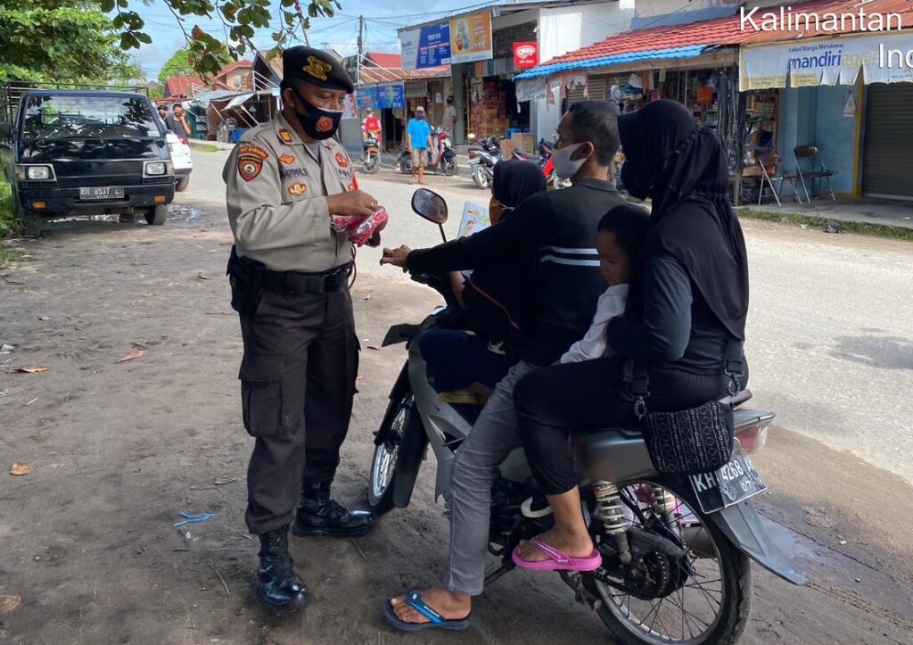 Foto saat Satsabhara Polresta Bagikan
