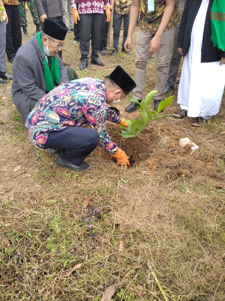 Foto H.Juarsah, S.H, selaku Bupati Kabupaten Muara Enim saat peletakan batu pertama
