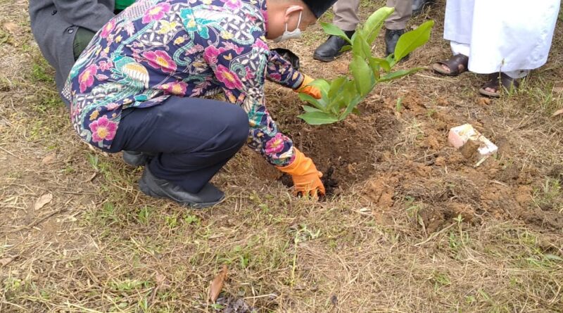 Foto H.Juarsah, S.H, selaku Bupati Kabupaten Muara Enim saat peletakan batu pertama