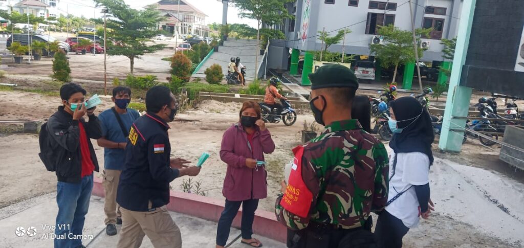 Foto saat personel gabungan bagikan masker