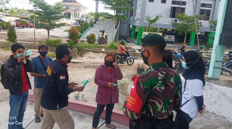 Foto saat personel gabungan bagikan masker