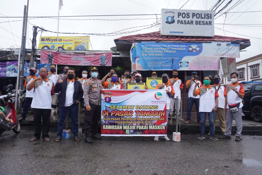 Foto Kapolsek Pahandut bersama Satgas Mandiri Covid- 19 Pasar Besar