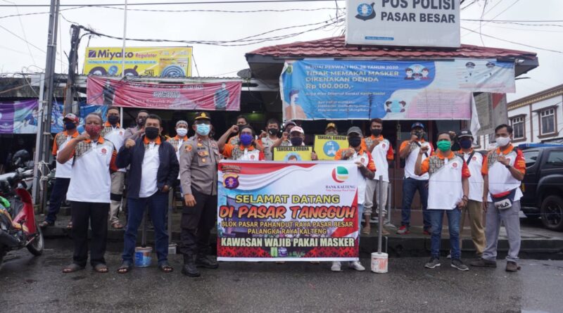 Foto Kapolsek Pahandut bersama Satgas Mandiri Covid- 19 Pasar Besar