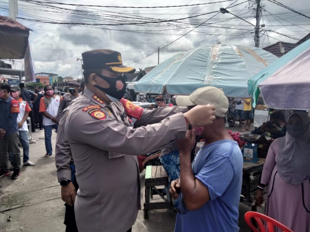 Foto Kapolresta Palangka Raya Kombes Pol Dwi Tunggal Jaladri, bersama pejabat utama Polresta Palangka Raya saat bagikan masker