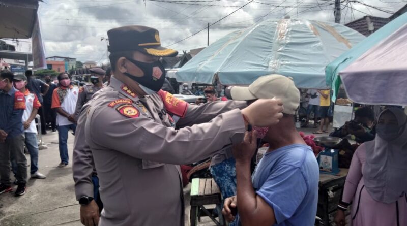 Foto Kapolresta Palangka Raya Kombes Pol Dwi Tunggal Jaladri, bersama pejabat utama Polresta Palangka Raya saat bagikan masker