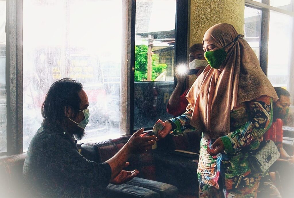 Foto Korban saat memberi uang hasil penjualan emasnya kepada pelaku