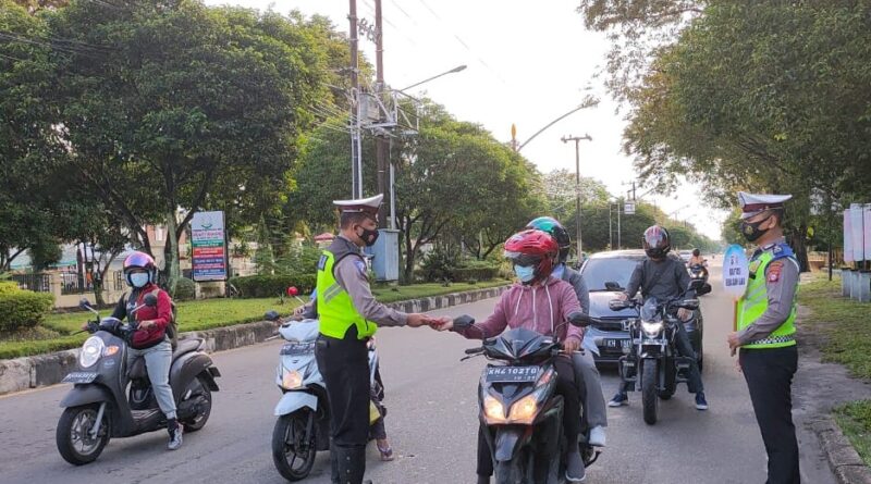 Foto saat Unit Dikyasa Satlantas bagikan masker