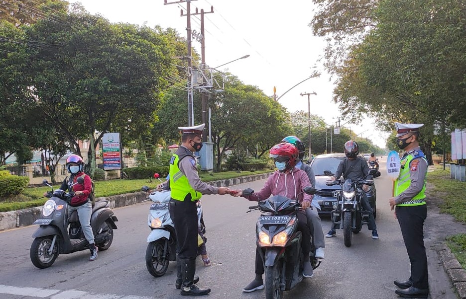Foto saat Unit Dikyasa Satlantas bagikan masker