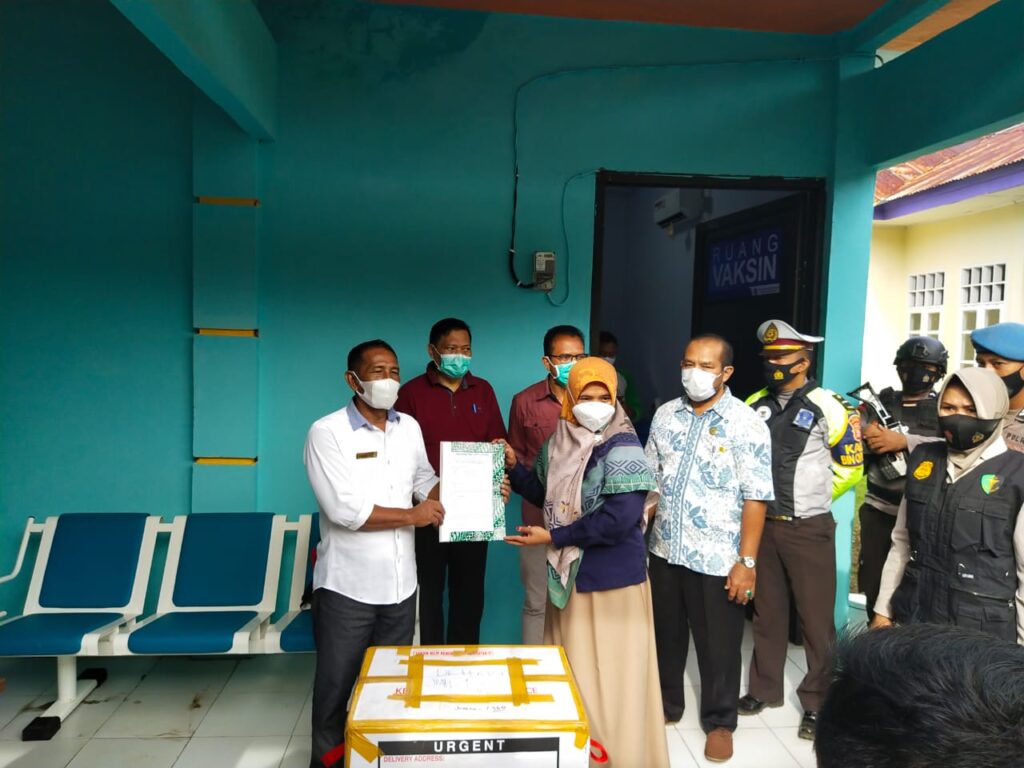 Foto saat penyerahan dan Sebanyak 1.360 Vaksin Covid-19 Sampai di Morotai