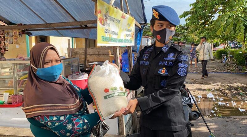 Foto saat Polwan Satbrimob Polda Kalteng berikan bantuan beras