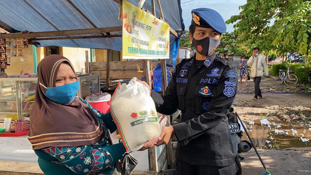 Foto saat Polwan Satbrimob Polda Kalteng berikan bantuan beras