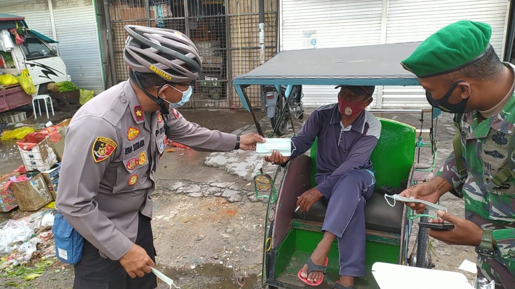 Foto saat Polresta Palangka Raya Bagikan Masker