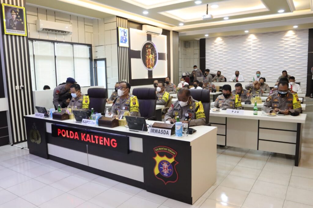 Foto Kapolda Kalteng Irjen Pol. Dr. Dedi Prasetyo, memimpin secara langsung Rapat Koordinasi (rakor) secara virtual yang bertempat di Aula Mandau Telabang Mapolda Kalteng.