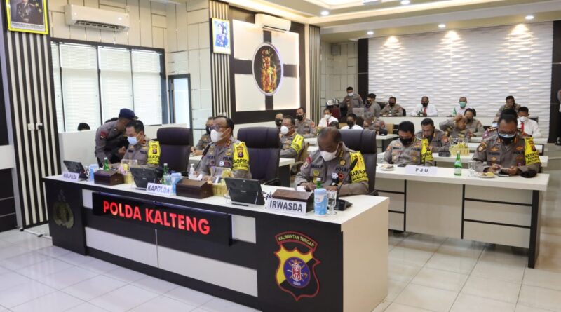 Foto Kapolda Kalteng Irjen Pol. Dr. Dedi Prasetyo, memimpin secara langsung Rapat Koordinasi (rakor) secara virtual yang bertempat di Aula Mandau Telabang Mapolda Kalteng.