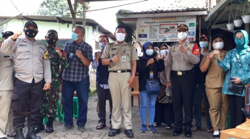 Foto FWJ Korwil Jaksel Bersama GP Ansor serta stakeholder saat adakan bakti sosial