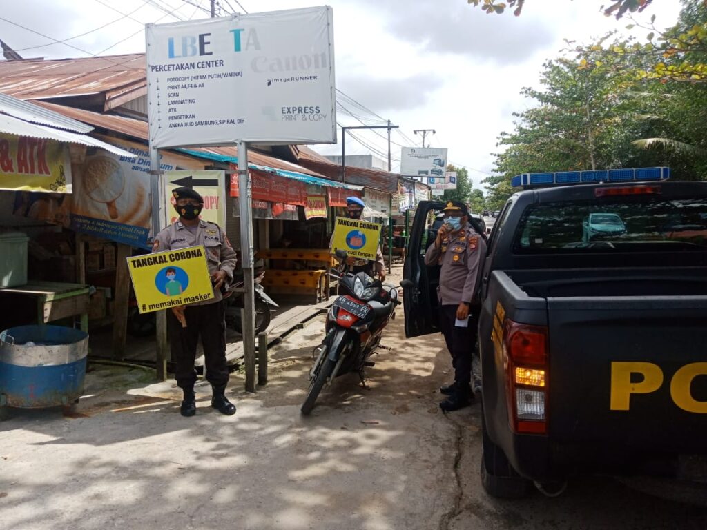 Foto Anggota PPKM Skala Mikro dan Kapolsek Pahandut Sosialisasikan Prokes