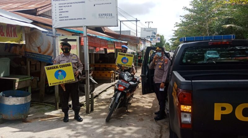Foto Anggota PPKM Skala Mikro dan Kapolsek Pahandut Sosialisasikan Prokes