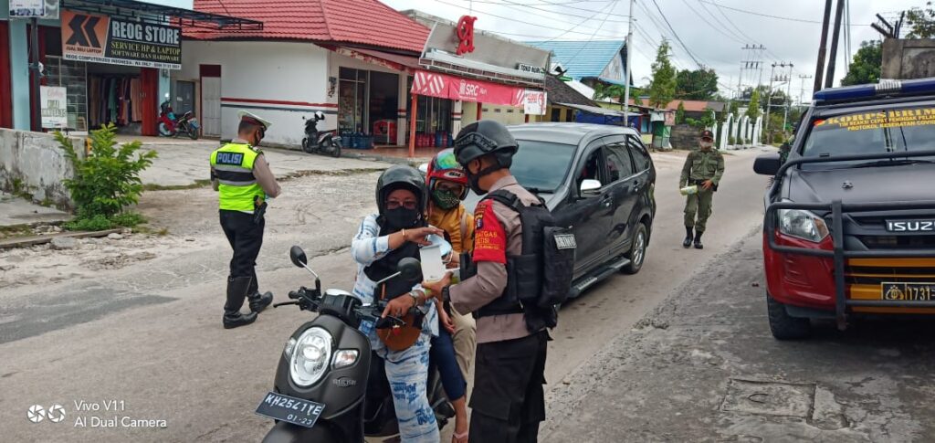 Foto Personel gabungan TNI-Polri dan Satpol-PP Palangka Raya saat gelar operasi Yustisi