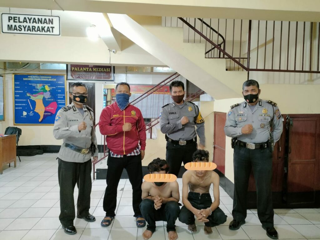 Foto personil Polsek Padang Selatan dan peserta tawuran yang diamankan