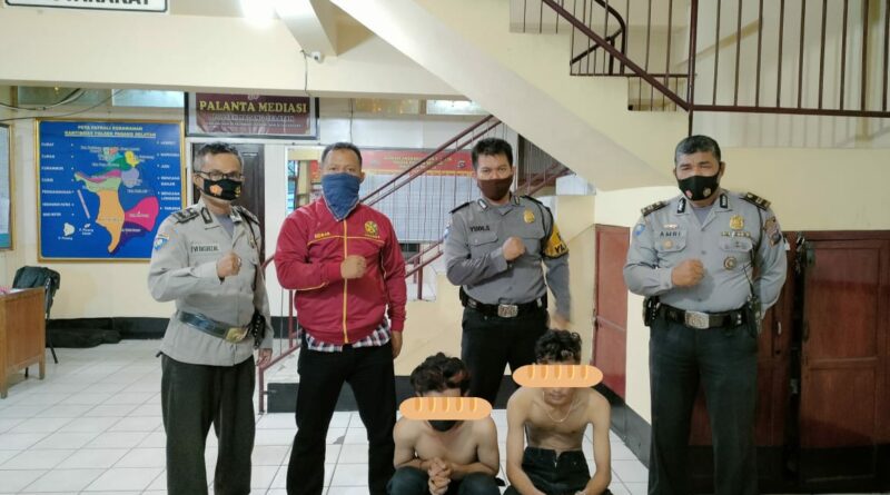 Foto personil Polsek Padang Selatan dan peserta tawuran yang diamankan