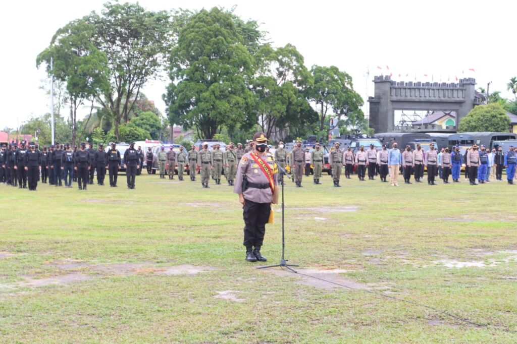 Foto Karo Ops Polda Kalteng, Kombes Pol Andreas Wayan Wisaksono di Lapangan Barigas Polda Kalteng saat memimpin acara