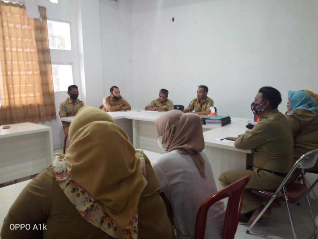 Foto Kadis Pemberdayaan Masyarakat dan Desa Morotai saat pelaksanaan rapat perdana