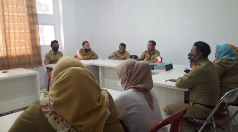 Foto Kadis Pemberdayaan Masyarakat dan Desa Morotai saat pelaksanaan rapat perdana