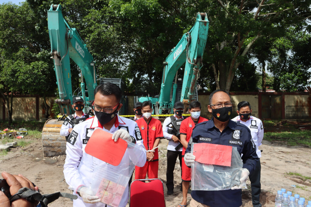 Foto Kabidhumas Kombes Pol. K. Eko Saputro, melalui Kasubbidpenmas AKBP Murianto saat _press release_ di halaman belakang Mapolda Jalan Tjilik Riwut Km 1 Kota Palangka Raya