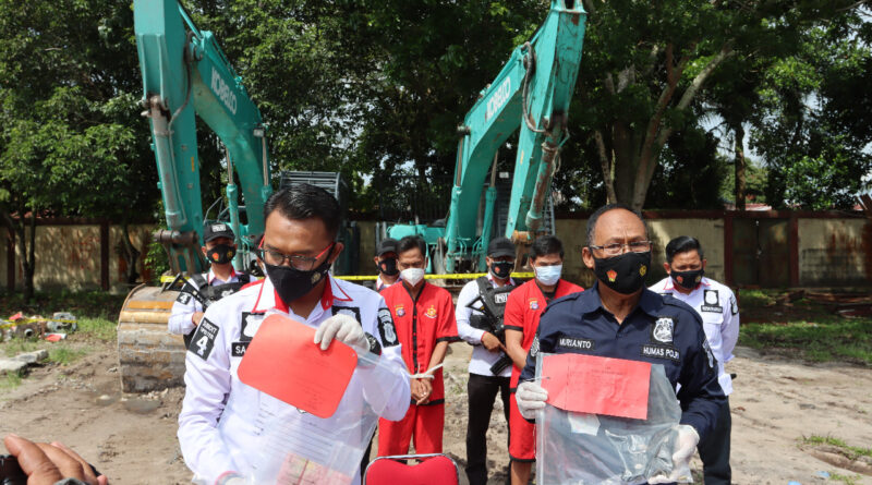 Foto Kabidhumas Kombes Pol. K. Eko Saputro, melalui Kasubbidpenmas AKBP Murianto saat _press release_ di halaman belakang Mapolda Jalan Tjilik Riwut Km 1 Kota Palangka Raya