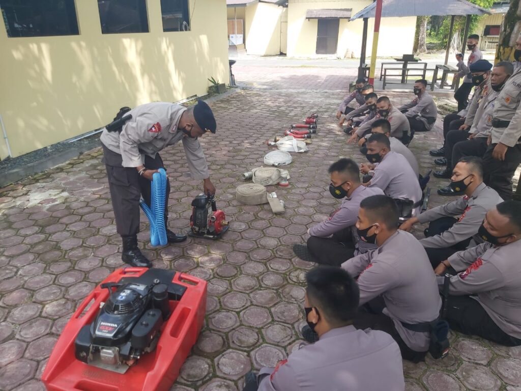 Foto personel Kompi 1 Batalyon A Pelopor Satbrimob Polda Kalteng saat latihan pengenalan alat Karhutla