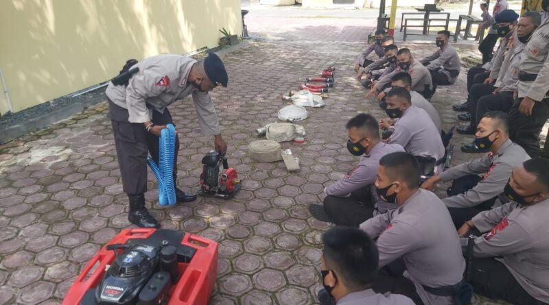 Foto personel Kompi 1 Batalyon A Pelopor Satbrimob Polda Kalteng saat latihan pengenalan alat Karhutla
