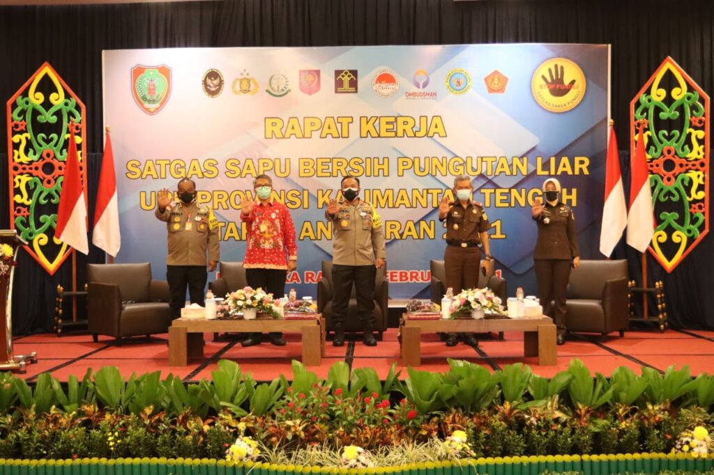Foto bersama diruangan rapat kerja