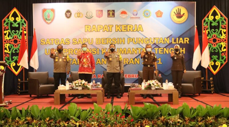 Foto bersama diruangan rapat kerja
