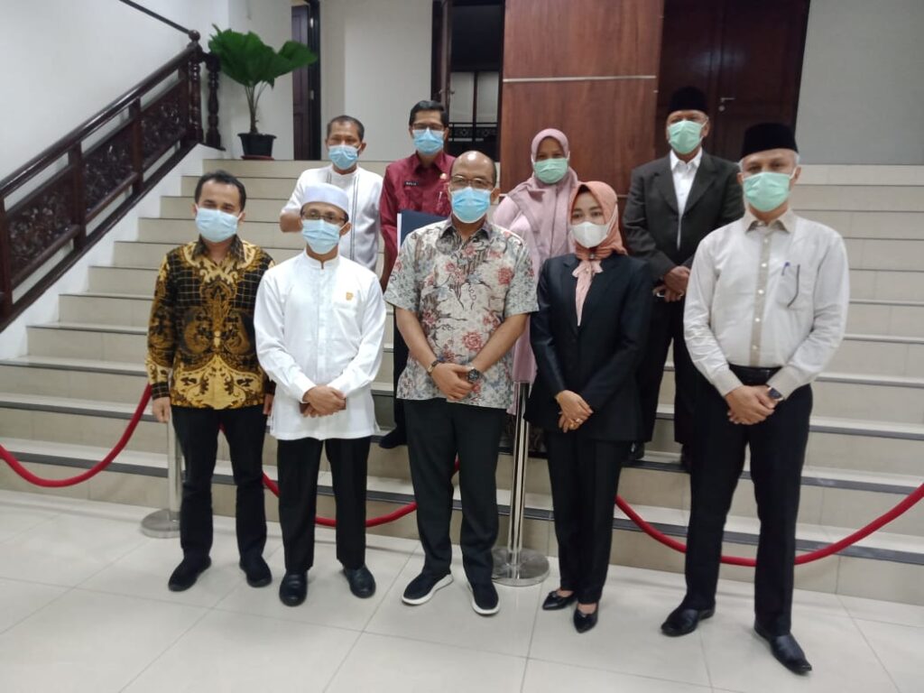 Foto Ketua KPU Sumbar didampingi Izwaryani dan Gberil Daulay, serta Sekretaris Firman, Kabag hukum, Hupmas dan Tehnis Aan Wuryanto dan Kasubag tehnis dan Hupmas Jumiati, diterima langsung ketua DPRD Sumbar Supardi, wakil ketua Irsyad Syafar, sekwan Raflis dan Plt Kabag hukum dan persidangan Lazwardi